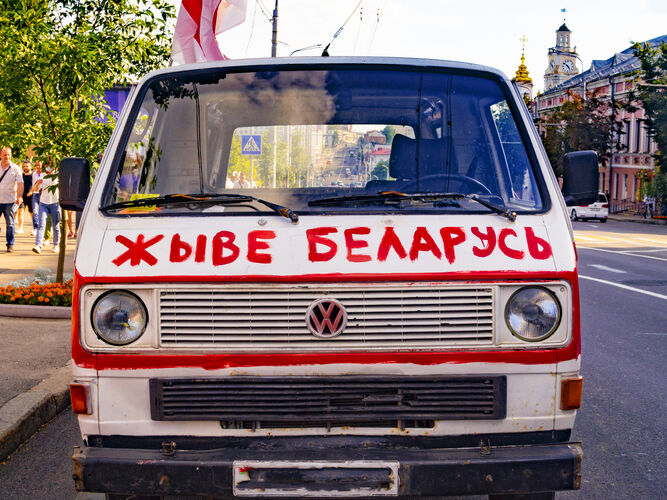Режим Лукашенко признал патриотический лозунг "Жыве Беларусь!" нацистским. Его активно использовали протестующие