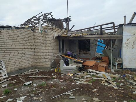 Російські військові мародерять і руйнують будинки