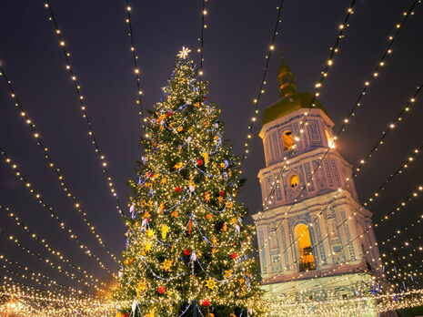 В 2021 году елку в Киеве открыли 18 декабря, она вошла в топ самых красивых в Европе