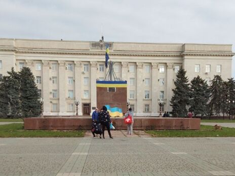 На центральной площади Херсона подняли флаги Украины и ЕС