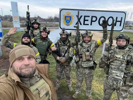 Подразделения сил обороны Украины (на фото представители патрульной полиции) зашли в Херсон