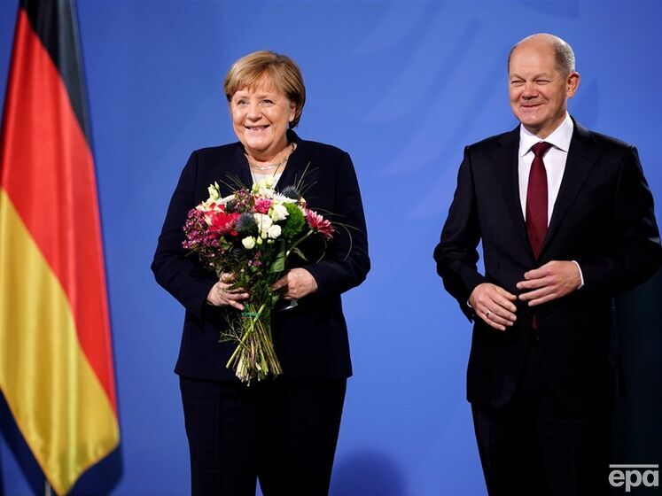 Шольц рассказал, что обращается за советами к Меркель