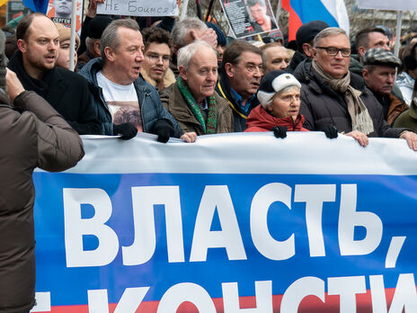 Касьянов (второй справа): Демонстрации и негодование от того, что поубивали сыновей, дочерей, мужей, конечно, выйдут на улицу