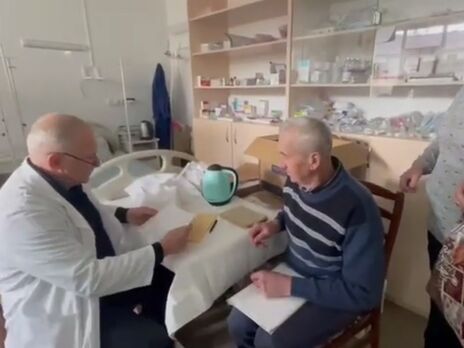Тодуров принимал пациентов в кабинете, который, по его словам, одновременно служит приемным отделением и реанимацией в разрушенной больнице