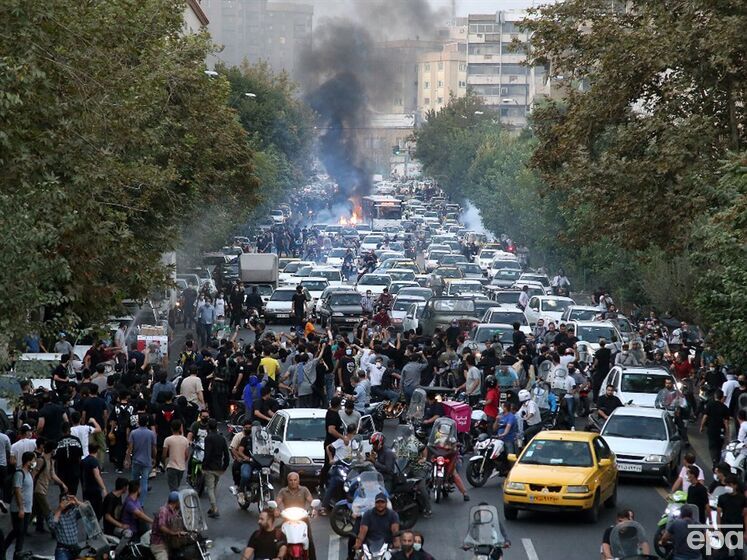 В Иране приговорили первого протестующего к казни за поджог правительственного здания и "войну против Бога"