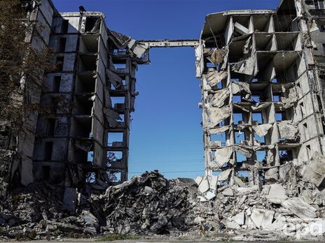 За даними мера Маріуполя, унаслідок обстрілів із боку російських військ у місті зруйновано половину багатоквартирних будинків