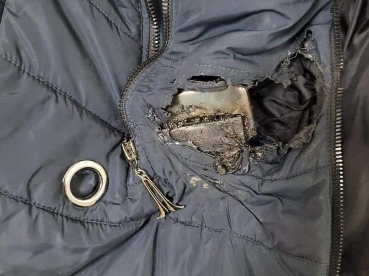"Це – пальто. А це – уламок". Філатов показав одяг своєї підлеглої, пораненої під час ракетного обстрілу Дніпра російськими окупантами