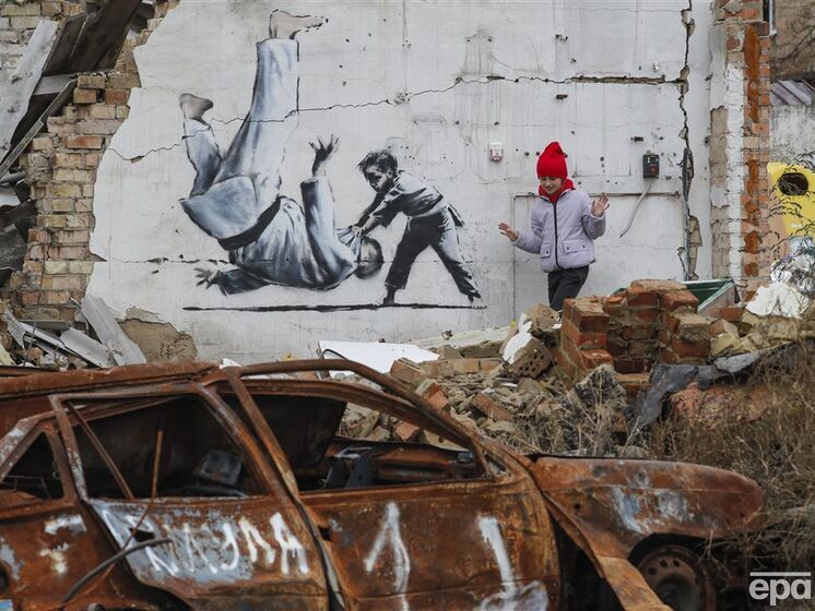 Бенксі продемонстрував, як створював мурали на стінах зруйнованих російськими окупантами будинків у Київській області. Відео