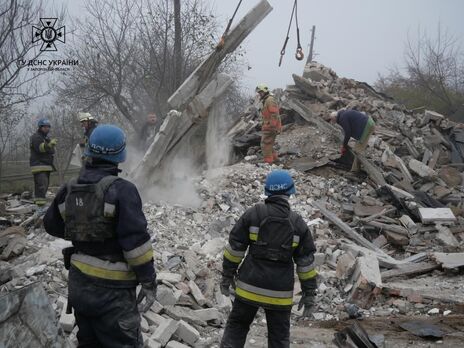 Рятувальники й далі розбирають завали у Вільнянську
