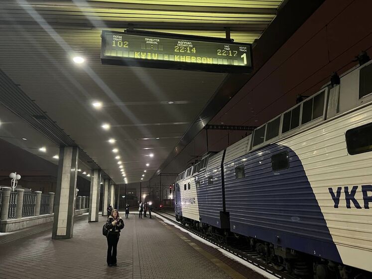 Із Києва до Херсона під Скрипку та "Батько наш Бандера" вирушив перший після звільнення міста потяг. Відео