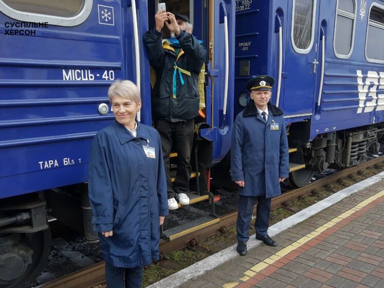 В освобожденный Херсон из Киева прибыл первый поезд с начала полномасштабного вторжения РФ. Фото, видео