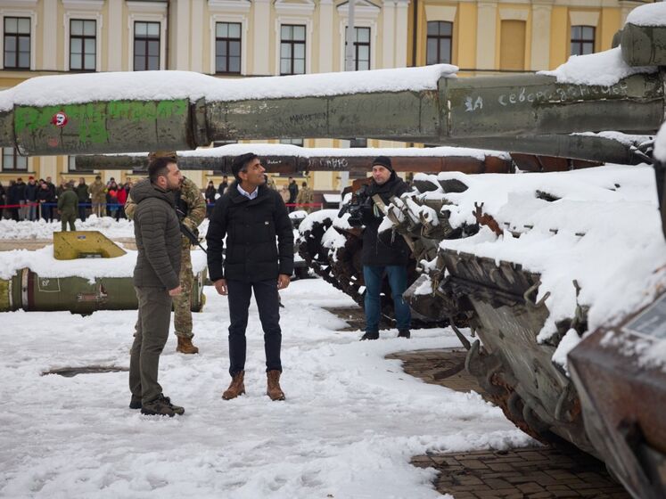 Сунак разом із Зеленським відвідав виставку знищеної російської техніки на Михайлівській площі. Відео