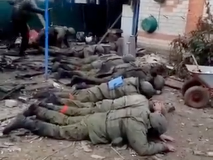 В сети распространили видео с якобы "расстрелом российских военнопленных". В ОП прокомментировали