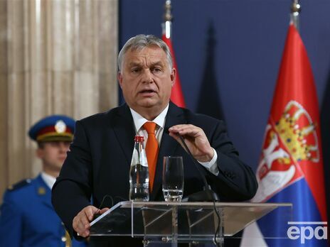 Публичное появление Орбана (на фото) в шарфе с картой, где часть Украины "присоединена" к Венгрии, неприемлемо, подчеркнули в МИД во время беседы с послом