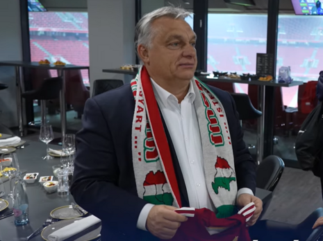 Орбан спричинив своїм провокаційним шарфом не лише скандал, а й глузування