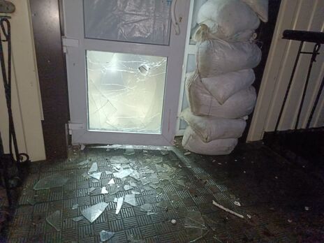 В результате артиллерийских обстрелов оккупантами Бахмута снаряд попал в фасад здания