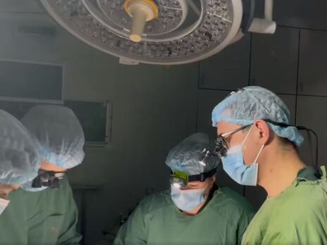 Хирурги заканчивали операцию с налобными фонариками