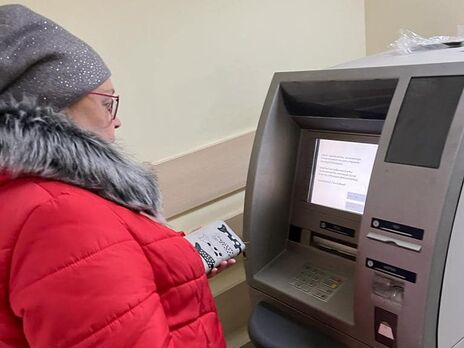 У банкоматах "Ощадбанку" можна знімати гроші з карток інших банків без обмежень