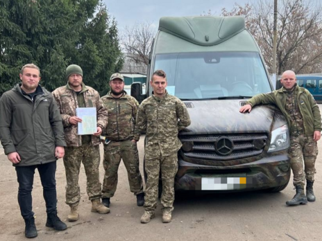 Компания помогла с переоборудованием "скорой" автомобиль будет эвакуировать раненых украинских защитников с передовой
