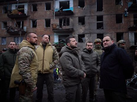 Зеленський оглянув будинок, пошкоджений внаслідок обстрілу РФ