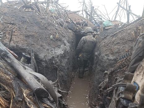 Военные операции на востоке Украины затруднены из-за проливного дождя и сильной грязи, говорят аналитики