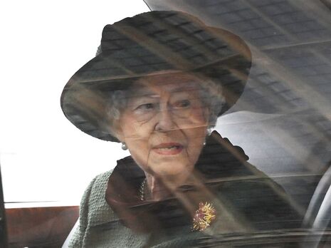 Автор нової книжки стверджує, що британська королева хворіла на рак