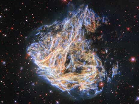 На снимке можно увидеть похожий на пламя остаток сверхновой