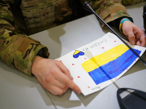 Усі малюнки передадуть українським захисникам на передову, у шпиталі, військові частини
