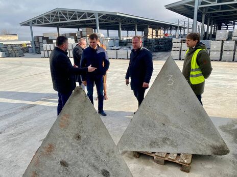 Мощности предприятия в Крыму позволяют выпустить до 5 тыс. бетонных тетраэдров, заявил Бабашов