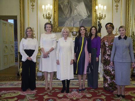 На встрече также присутствовали королева Иордании, королева Бельгии, экс-участница Spice Girls Мелани Браун, кронпринцесса Дании Мэри, первая леди Сьерра-Леоне Фатима Био и графиня Уэссексская Софи