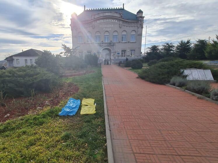 Жительку Харківської області, яка зірвала з будівлі старостату й розірвала прапор України, повідомили про підозру – поліція