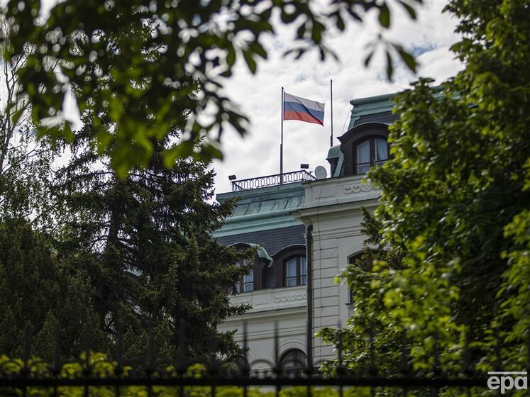 В Чехии зарегистрировали петицию, предложив отключить от электричества, газа и воды посольство России. Она набрала уже треть необходимых голосов