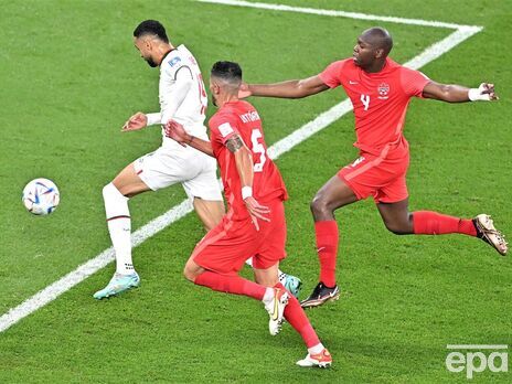 Марокканец Эн Несири (в белом) забил два мяча, один из которых не засчитали