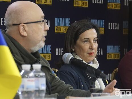 Роблес (на фото вона з міністром оборони України Олексієм Резніковим в Одесі) підтвердила отримання щонайменше п'яти пакетів із вибухівкою