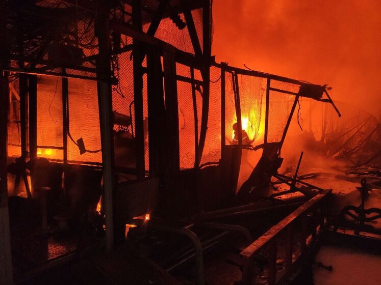 Оккупанты нанесли ракетный удар по Запорожью, на объекте энергетической инфраструктуры возник пожар