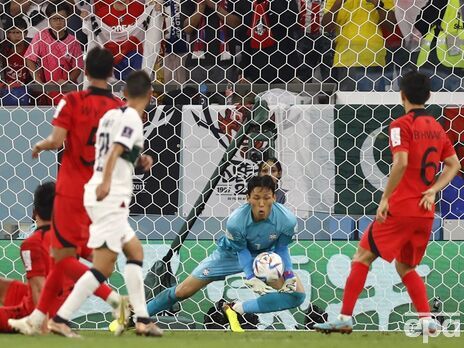 Южнокорейским футболистам (в красных футболках) удалось выиграть у Португалии