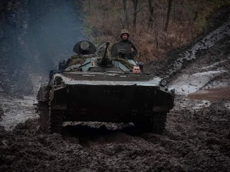 Українські військові у складних умовах дають відсіч ворогові на сході України
