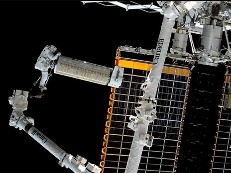 Астронавты занимаются оборудованием, которое повысит доступный вольтаж на МКС