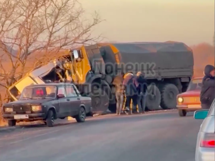 В окупованій частині Донецької області російська вантажівка розчавила маршрутку. Загинуло 16 людей – ЗМІ