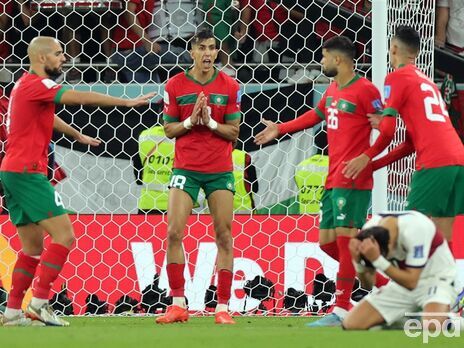 В четвертьфинале чемпионата мира по футболу сборная Марокко сенсационно обыграла португальцев