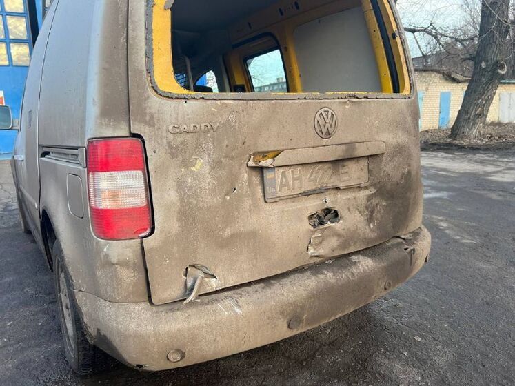 Російські війська обстріляли автомобіль рятувальників, які розвозили гуманітарну допомогу в Бахмуті