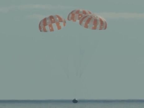 Космический аппарат приводнился на трех парашютах