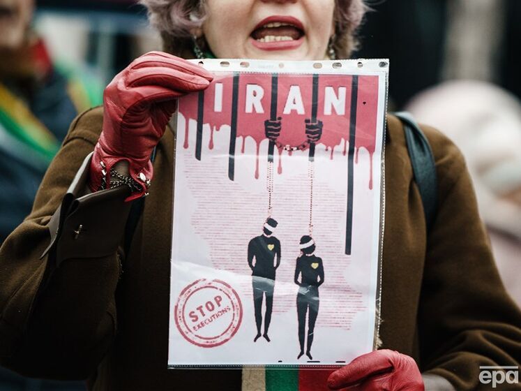 Иран объявил о казни второго участника акций протеста и показал фото повешенного на автокране