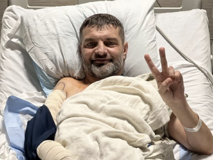 Защитнику "Азовстали" Дианову сделали операцию на руке в США