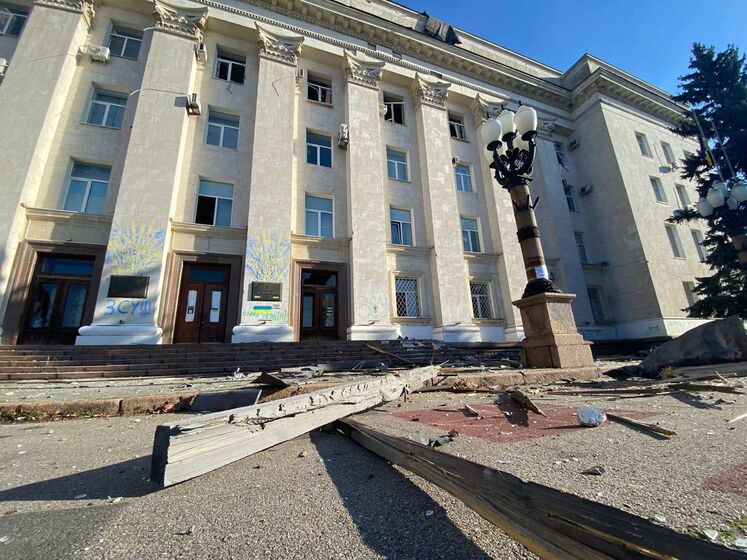 Янушевич показав відео з наслідками російського обстрілу будівлі Херсонської ОДА