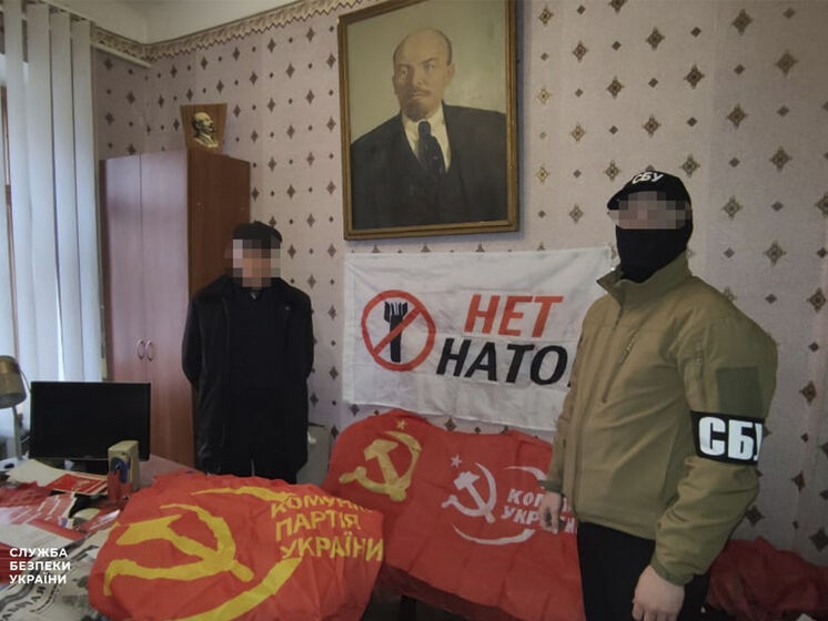 СБУ во время обысков у представителей запрещенных Компартии и партии "Русь единая" нашла оружие, георгиевские ленты и российские флаги