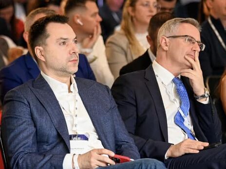 Арестович (ліворуч) і Бродський (праворуч) взяли участь у польсько-ізраїльсько-українському технологічному саміті, який проводили у Варшаві