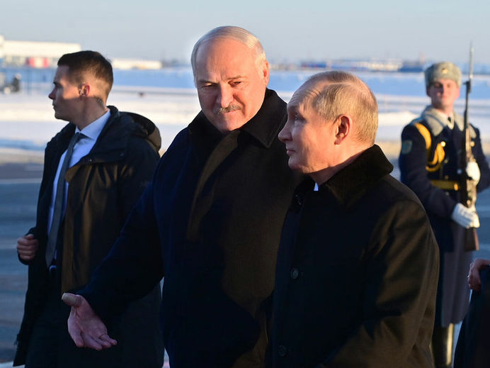 Путин: Россия займется обучением летчиков Беларуси на самолетах "со специальной боевой частью"