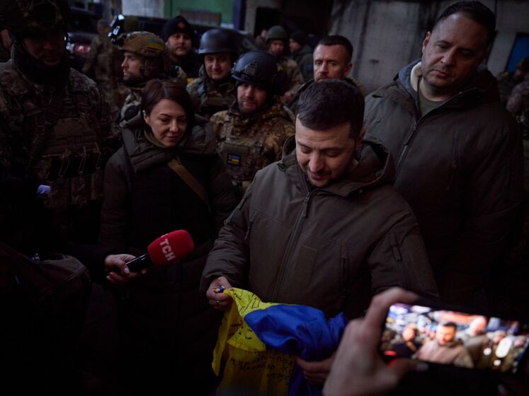 Захисники в Бахмуті дали Зеленському прапор України й попросили передати його "тим, чиї рішення дуже важливі"
