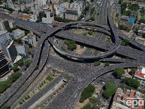 На улицы Буэнос-Айреса вышли 10% населения страны